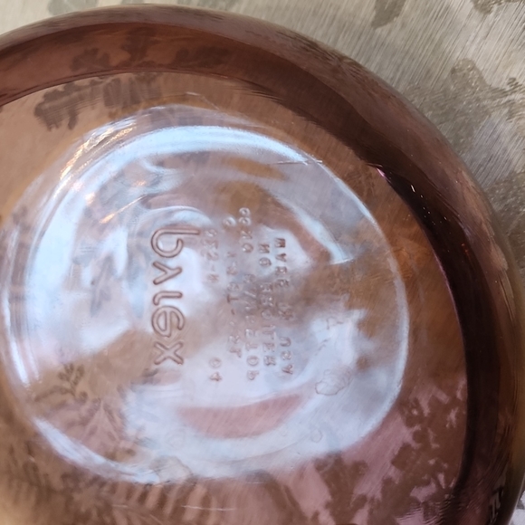 Pyrex purple 1.5 QT bowl with handles - Picture 3 of 9